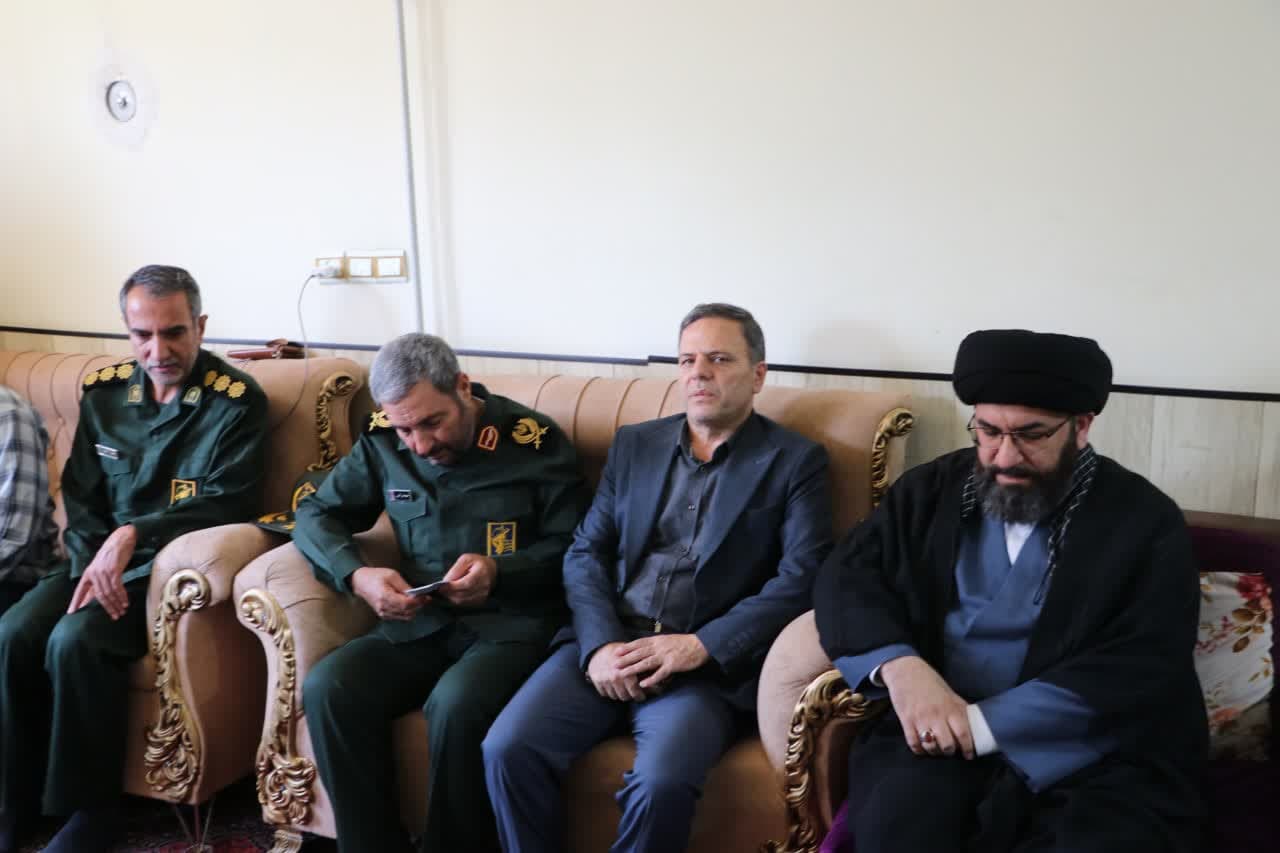 تصاویر/ دیدار مسئولان زنجانی با خانواده شهیدان«رضا نجفی» و «حسن رسولی »