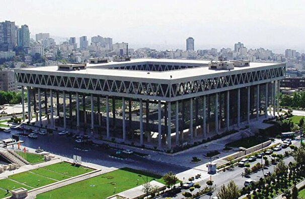 حمله به ساختمان شیشه‌ای؛ مجری شجاعانه به برنامه برگشت