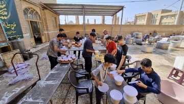 طبخ و توزیع ۶۵۰۰ پرس غذا در مسجد ملاشکرالله آران و بیدگل