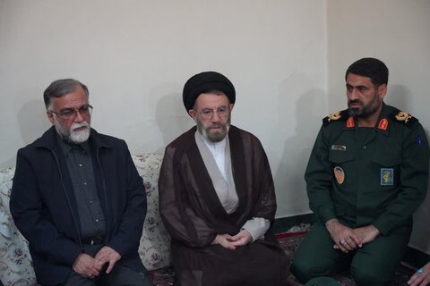 تصاویر حضور نماینده ولی فقیه و جمعی از مسئولین و فرماندهان ارشد نظامی و انتظامی استان لرستان در مراسم ترحیم تعدادی از شهدای لرستانی حمله تروریستی رژیم غاصب اسرائیل