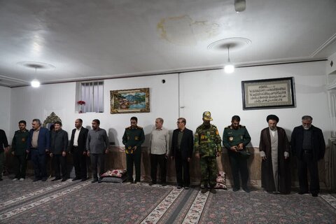 تصاویر حضور نماینده ولی فقیه و جمعی از مسئولین و فرماندهان ارشد نظامی و انتظامی استان لرستان در مراسم ترحیم تعدادی از شهدای لرستانی حمله تروریستی رژیم غاصب اسرائیل