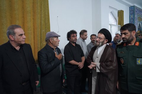 تصاویر حضور نماینده ولی فقیه و جمعی از مسئولین و فرماندهان ارشد نظامی و انتظامی استان لرستان در مراسم ترحیم تعدادی از شهدای لرستانی حمله تروریستی رژیم غاصب اسرائیل