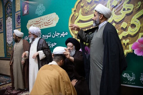 مراسم عمامه گذاری جمعی از طلاب در مدرسه علمیه الغدیر اهواز