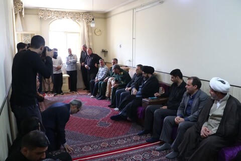 دیدار مسئولان زنجانی با خانواده شهیدان«رضا نجفی» و «حسن رسولی »