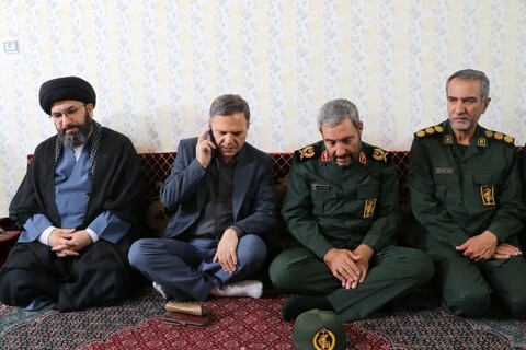 دیدار مسئولان زنجانی با خانواده شهیدان«رضا نجفی» و «حسن رسولی »