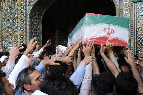 فیلم | گفت‌وگوی حوزه نیوز با تعدادی از شرکت کنندگان در مراسم تشییع پیکرهای هشت شهید استان قم