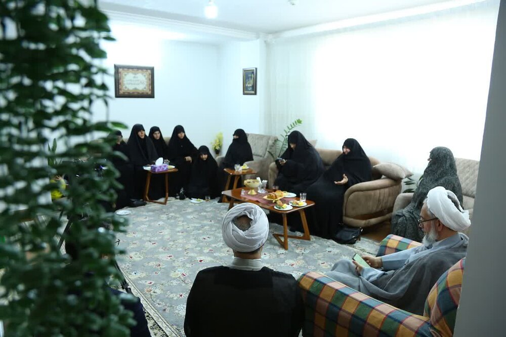 دیدار مدیر جامعه‌الزهرا (س) با خانواده شهید رجب جورسرا