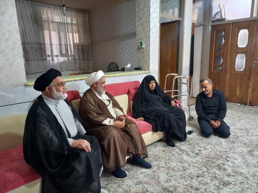 دیدار حجت‌الاسلام والمسلمین مرادبیگی با مادر شهیدان پیرحیاتی