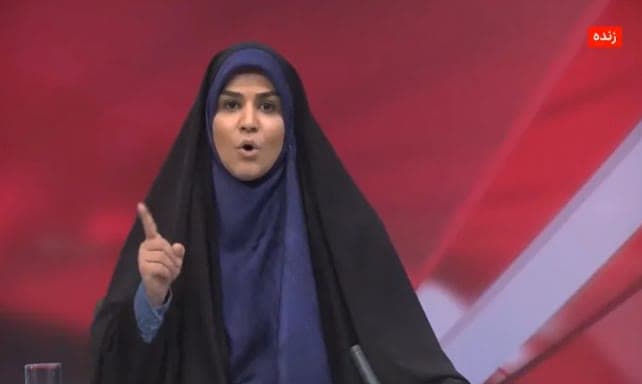 شجاعة قلّ نظيرها.. مذيعة التلفزيون الإيراني تتحدى القصف الإسرائيلي على الهواء + فيديو