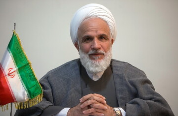 حضرت آیت الله سیدمجتبی خامنه ای خلف صالح و تربیت یافته شایسته مکتب آن امام شهید است