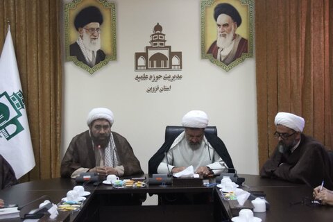 تصاویر / نشست بصیرتی در حوزه علمیه استان قزوین