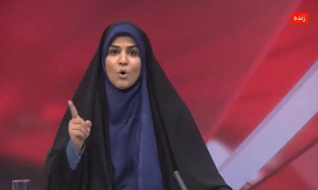 شجاعة قلّ نظيرها.. مذيعة التلفزيون الإيراني تتحدى القصف الإسرائيلي على الهواء + فيديو