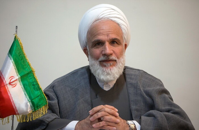 حضرت آیت الله سیدمجتبی خامنه ای خلف صالح و تربیت یافته شایسته مکتب آن امام شهید است