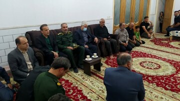 حضور فرماندار آران و بیدگل در منزل شهید روح‌الله گیاهدوست +عکس