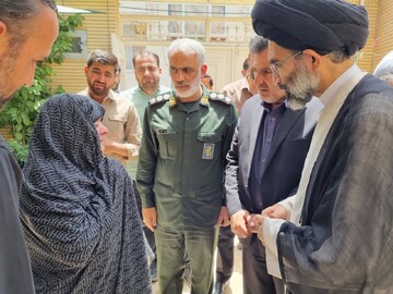 تصاویر/ دیدار نماینده ولی‌فقیه به همراه فرماندار با خانواده سه شهید پاسدار کاشان