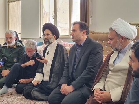 تصاویر/دیدارنماینده ولی‌فقیه به همراه فرماندار با خانواده سه شهید پاسدار کاشان