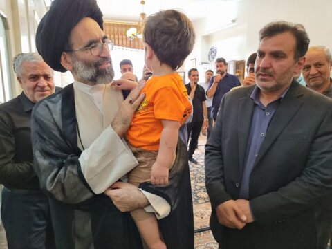 تصاویر/دیدارنماینده ولی‌فقیه به همراه فرماندار با خانواده سه شهید پاسدار کاشان