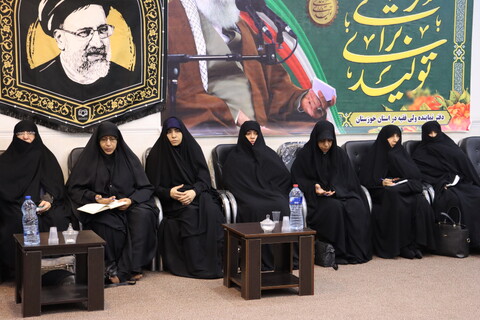 نشست جمعی از مبلغین و طلاب خواهر اهواز با نماینده ولی فقیه در خوزستان