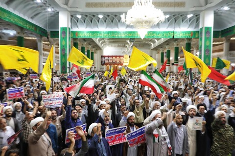 تصاویر/ اجتماع بزرگ فدائیان ولایت با حضور طلاب، روحانیون و مردم انقلابی قم در پاسخ به جسارت وقیحانه‌ی دشمنان به ساحت ولایت فقیه