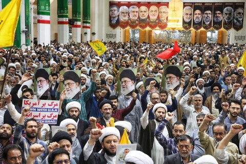 تصاویر/ اجتماع بزرگ فدائیان ولایت با حضور طلاب، روحانیون و مردم انقلابی قم در پاسخ به جسارت وقیحانه‌ی دشمنان به ساحت ولایت فقیه