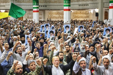 تصاویر/ اجتماع بزرگ فدائیان ولایت با حضور طلاب، روحانیون و مردم انقلابی قم در پاسخ به جسارت وقیحانه‌ی دشمنان به ساحت ولایت فقیه