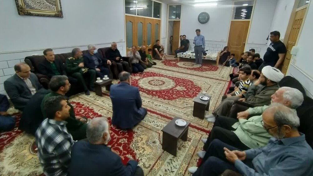 حضور فرماندار آران و بیدگل در منزل شهید روح‌الله گیاهدوست +عکس