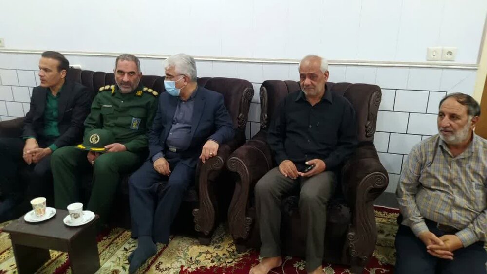 حضور فرماندار آران و بیدگل در منزل شهید روحالله گیاهدوست +عکس
