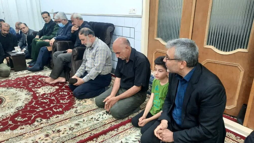 حضور فرماندار آران و بیدگل در منزل شهید روحالله گیاهدوست +عکس