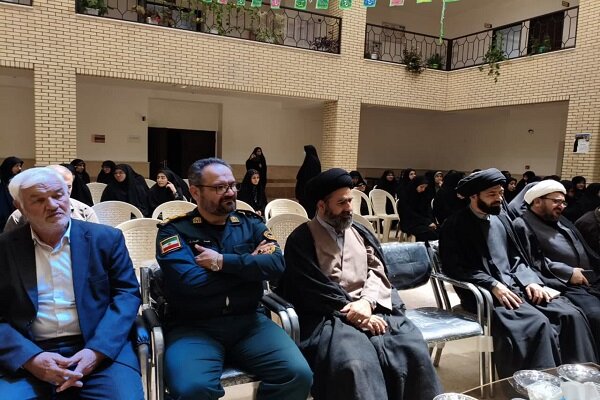 بانوان طلبه شرایط بهره مندی از نصرت الهی را برای مردم تبیین کنند