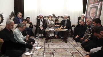 دیدار رئیس دفتر رهبر معظم انقلاب در قم با خانواده شهید شاکری