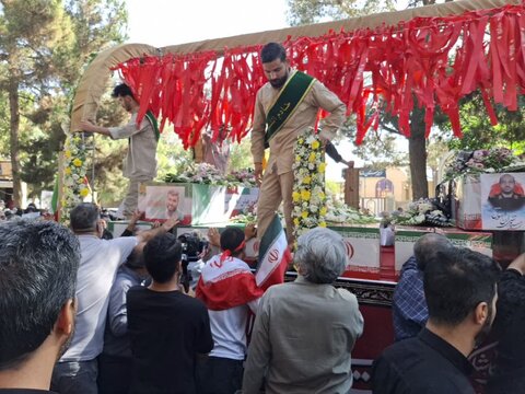 تصاویر/مراسم تشییع خودرویی شهدای مبارزه با اسرائیل در کاشان