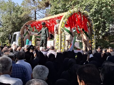 تصاویر/مراسم تشییع خودرویی شهدای مبارزه با اسرائیل در کاشان