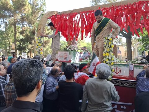 تصاویر/مراسم تشییع خودرویی شهدای مبارزه با اسرائیل در کاشان