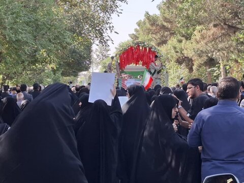 تصاویر/مراسم تشییع خودرویی شهدای مبارزه با اسرائیل در کاشان