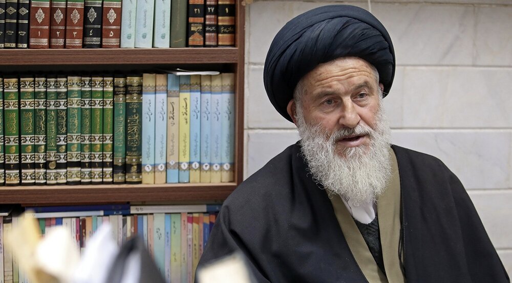 هرگونه تعرض به رهبر فرزانه انقلاب تعرض به همه‌ی مسلمانان و ایرانیان است