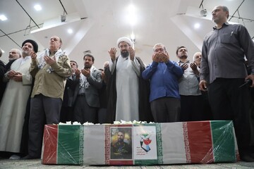 تصاویر / اقامه نماز بر پیکر شهید امین کرمی
