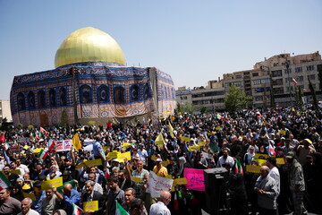 تصاویر/ تجمع مردم بعد از نماز جمعه نصر در میدان انقلاب
