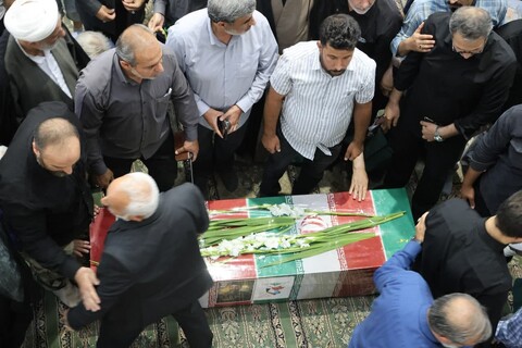 تصاویر / اقامه نماز بر پیکر شهید امین کرمی