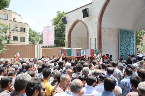 تصاویر / اقامه نماز بر پیکر شهید امین کرمی