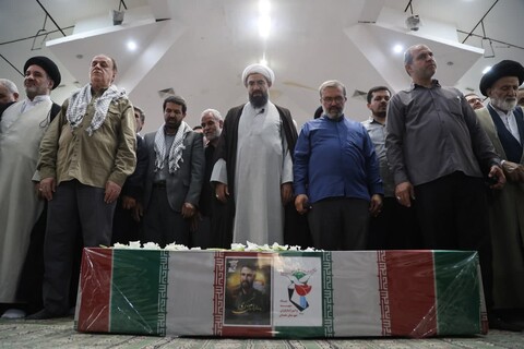 تصاویر / اقامه نماز بر پیکر شهید امین کرمی