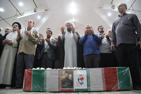 تصاویر / اقامه نماز بر پیکر شهید امین کرمی