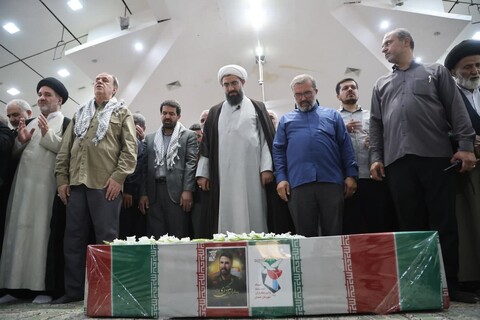 تصاویر / اقامه نماز بر پیکر شهید امین کرمی