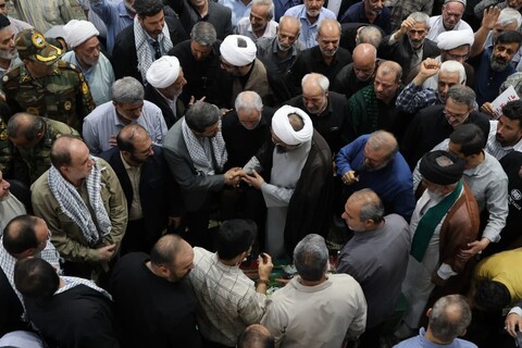 تصاویر / اقامه نماز بر پیکر شهید امین کرمی