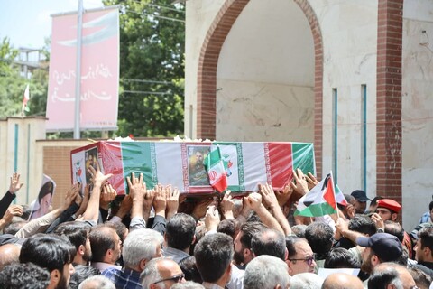 تصاویر / اقامه نماز بر پیکر شهید امین کرمی