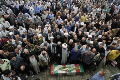 تصاویر / اقامه نماز بر پیکر شهید امین کرمی