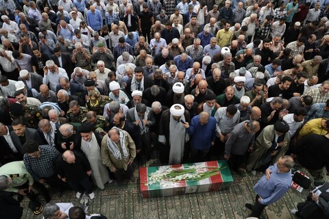 تصاویر / اقامه نماز بر پیکر شهید امین کرمی