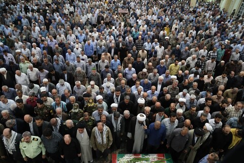 تصاویر / اقامه نماز بر پیکر شهید امین کرمی