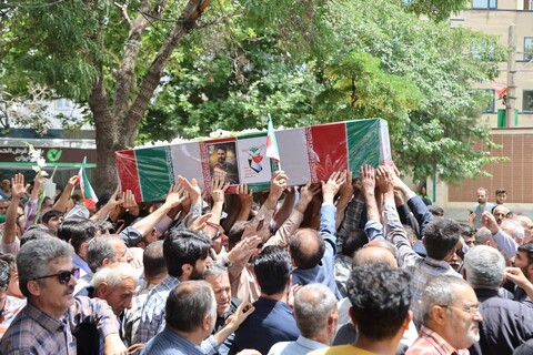 تصاویر / اقامه نماز بر پیکر شهید امین کرمی