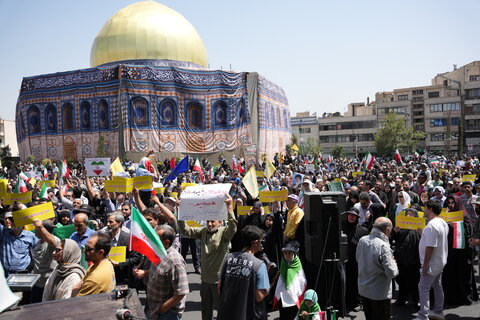 تصاویر/ تجمع مردم انقلابی شهر تهران بعد از نماز جمعه نصر در میدان انقلاب