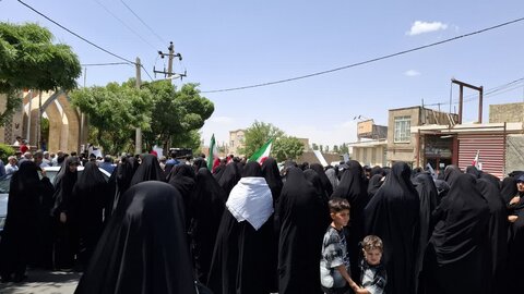 تصاویر/حضور طلاب مدرسه علمیه مهدیه خنداب در راهپیمایی جمعه های خشم و نصر